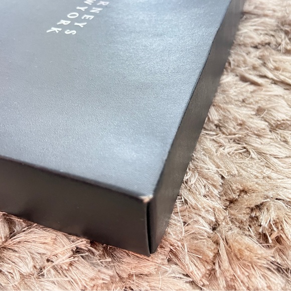 Barney’s New York Gift Box Medium Black. 14 x 9.5 x 2”. With Tissue And Ribbon. - Picture 6 of 9